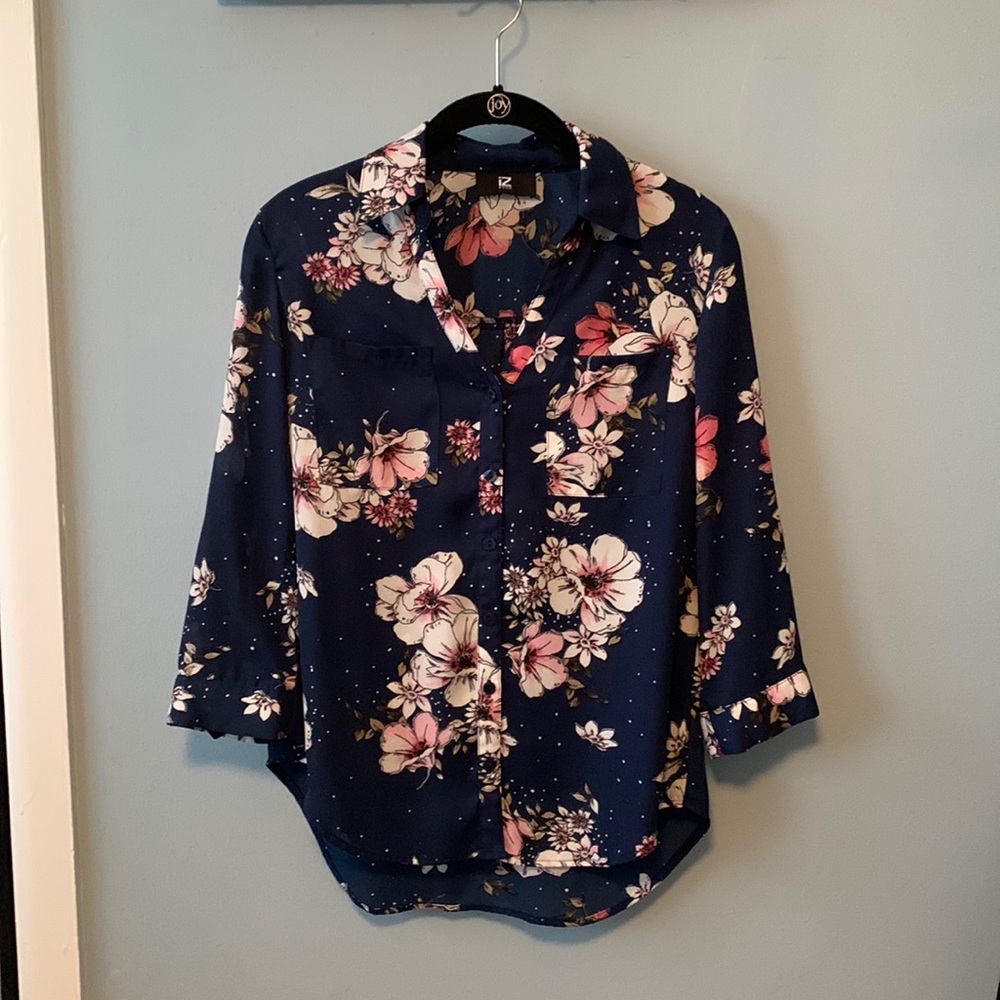 Iz byer navy floral blouse. 3/4 sleeves, button up with pockets. XS